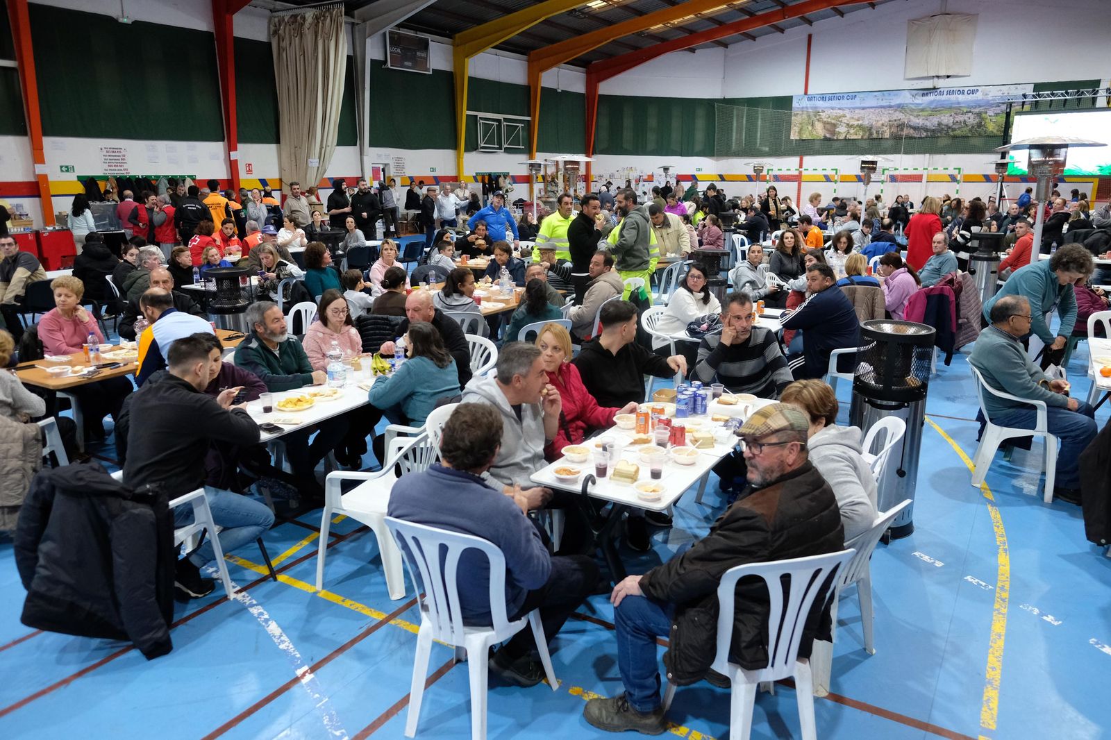 El pabellón se ha convertido en el punto de convivencia de los vecinos desalojados.