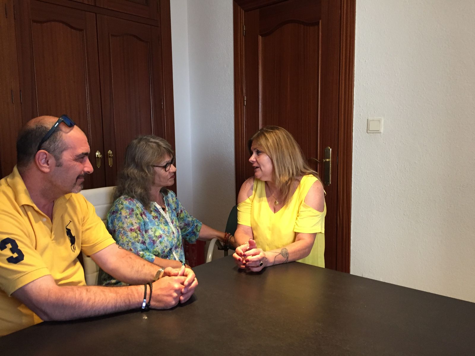 La madre, flanqueada por Alfonso Cárdenas y Carmen Lorente (derecha), de Sevilla Bebés Robados