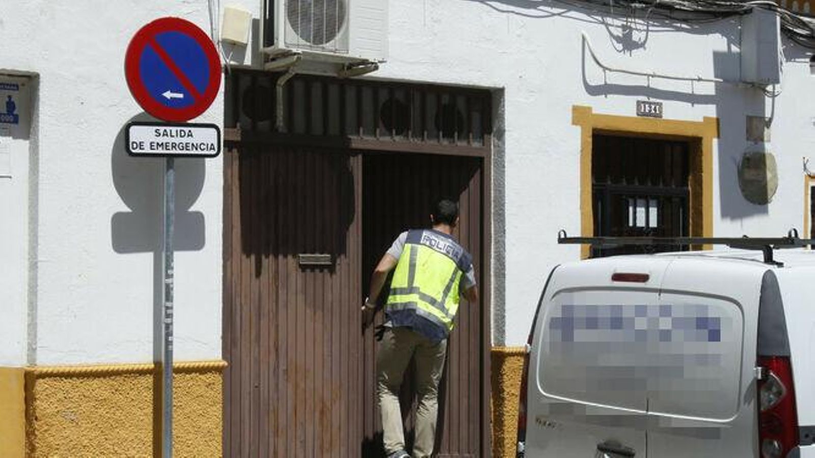 Un policía nacional durante el registro del almacén de la calle Alfarería.