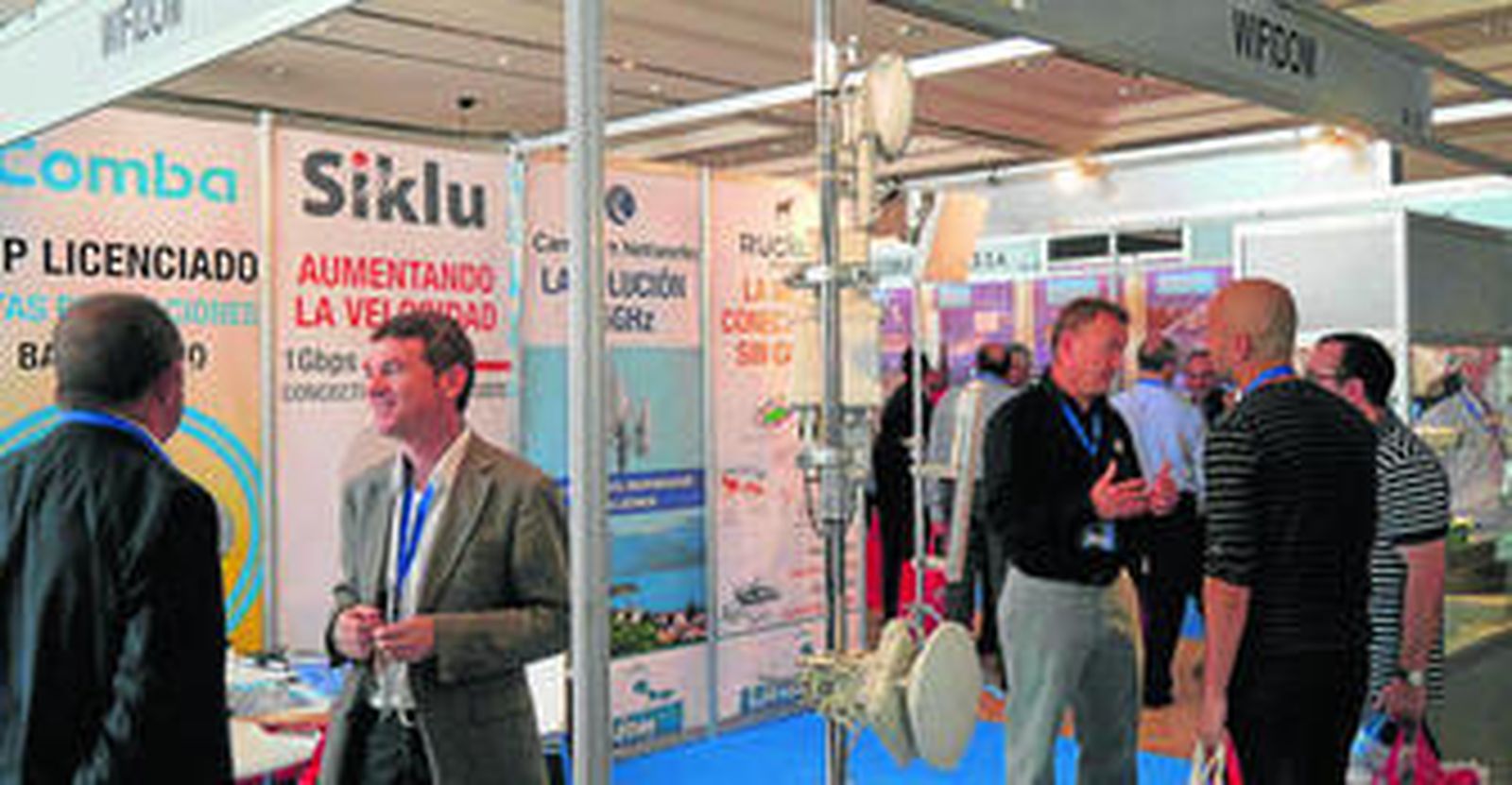 1. Imagen de una edición pasada de la Feria Tecnológica de la Asociación Nacional de Operadores de Telecomunicaciones y Servicios de Internet (Aotec).                           2. Servando Sánchez Calero, presidente de Aotec.