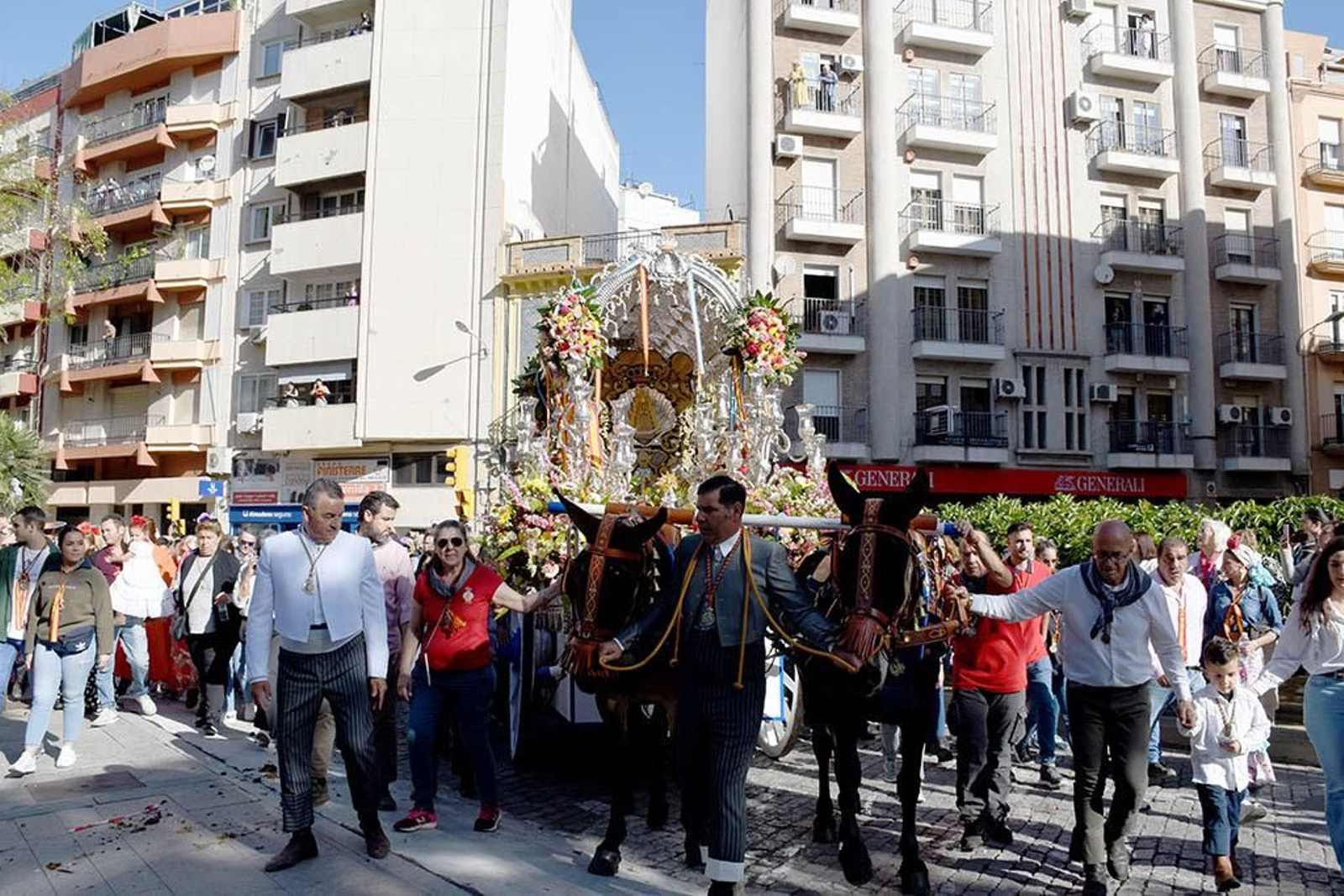 Las mejores imágenes de los peregrinos en la salida de Emigrantes