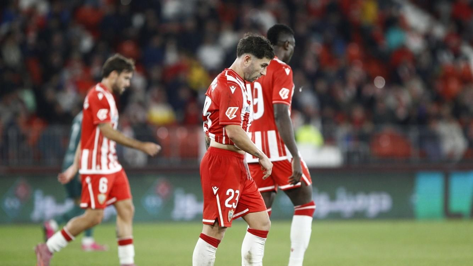 Adrián Embarba, cabizbajo y contrariado tras el pitido final con André Hora y Patrick Soko de fondo.