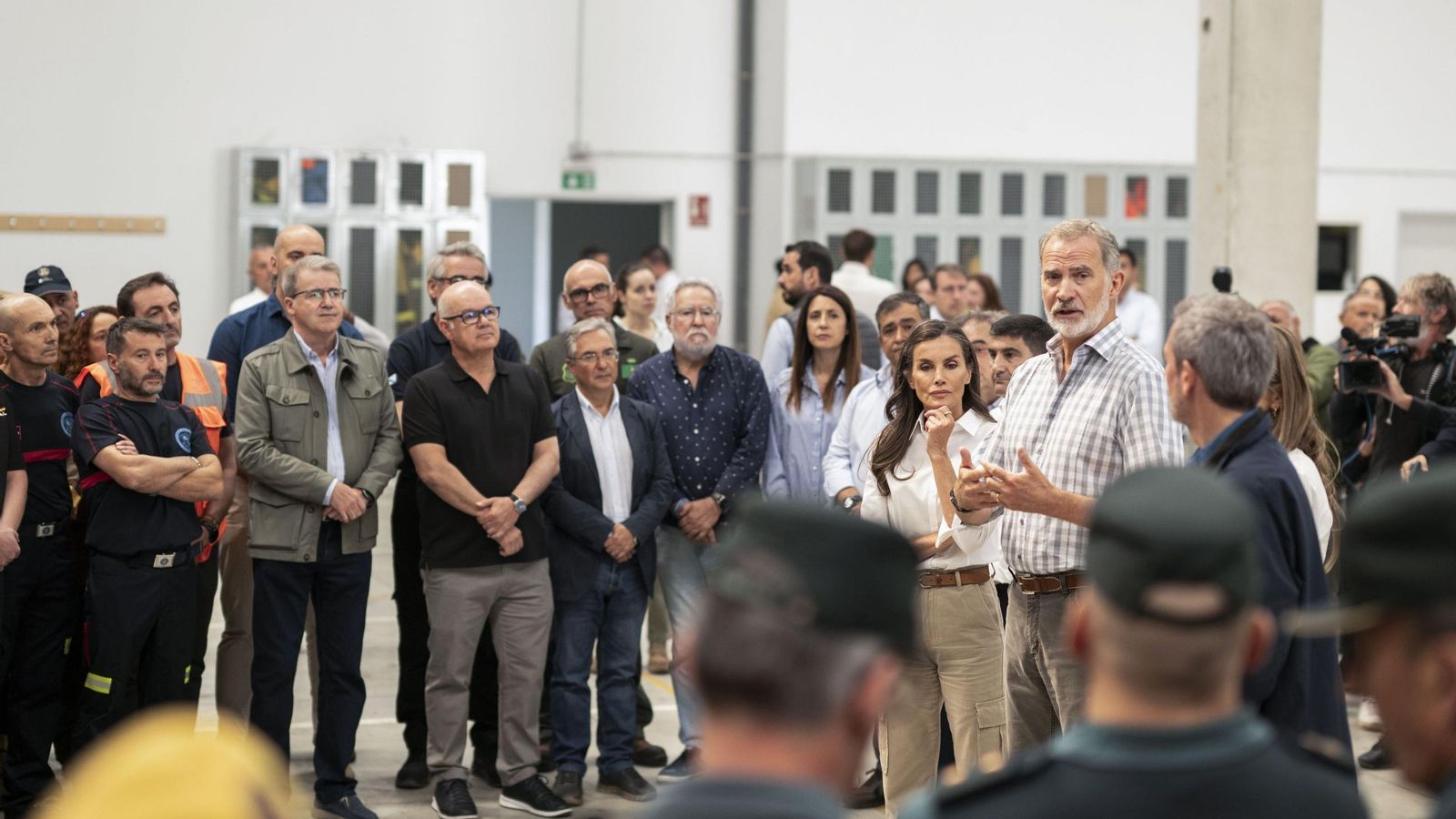 Los Reyes, con los responsables de los servicios de extinción y el resto de autoridades, durante su visita a Orense.