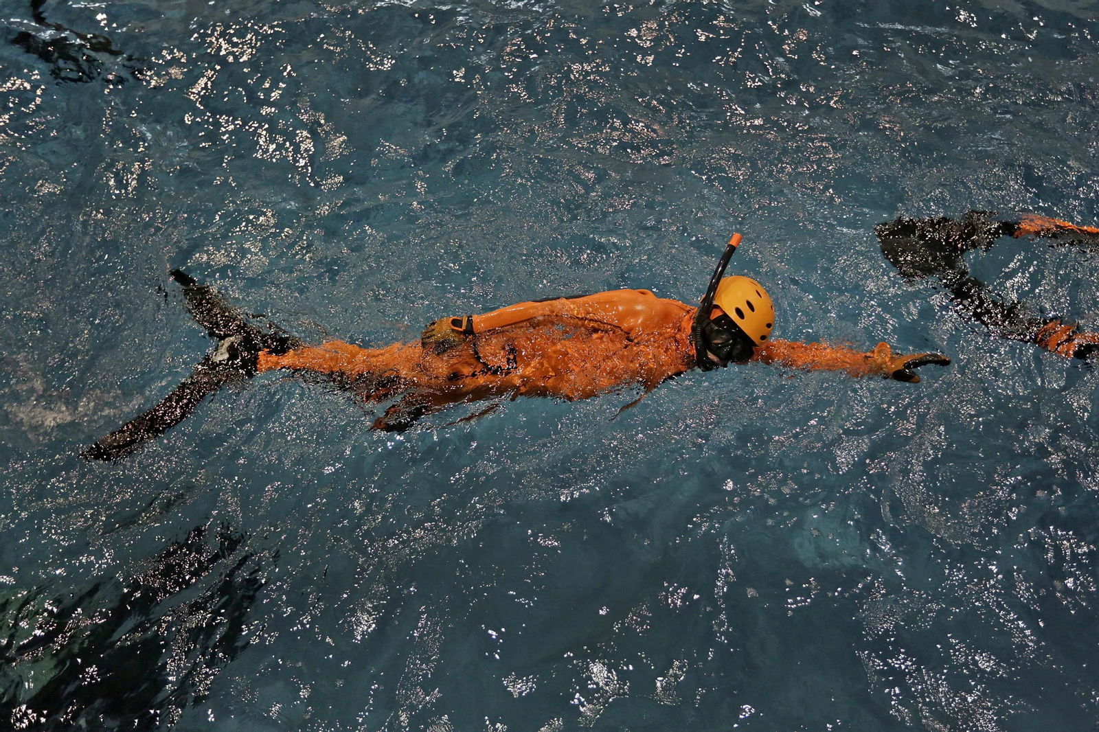 Una jornada de entrenamiento en el simulador de rescates en el mar de la Armada