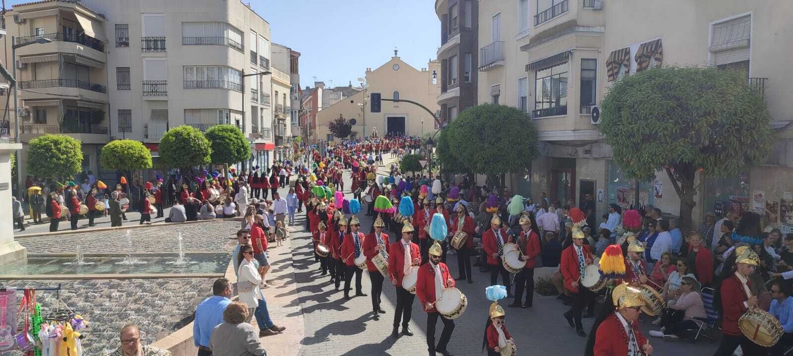 Los judíos colinegros acompañan con sus tambores al Resucitado de Baena.