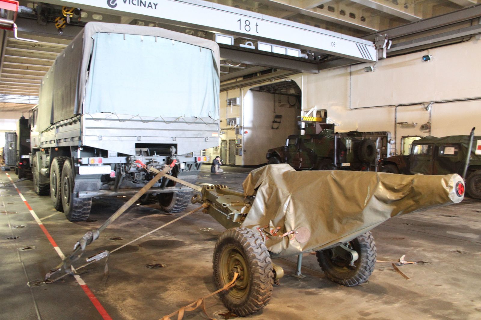 Imágenes de las primeras horas del portaaviones "Juan Carlos I" en el puerto de Huelva, durante su visita este fin de semana