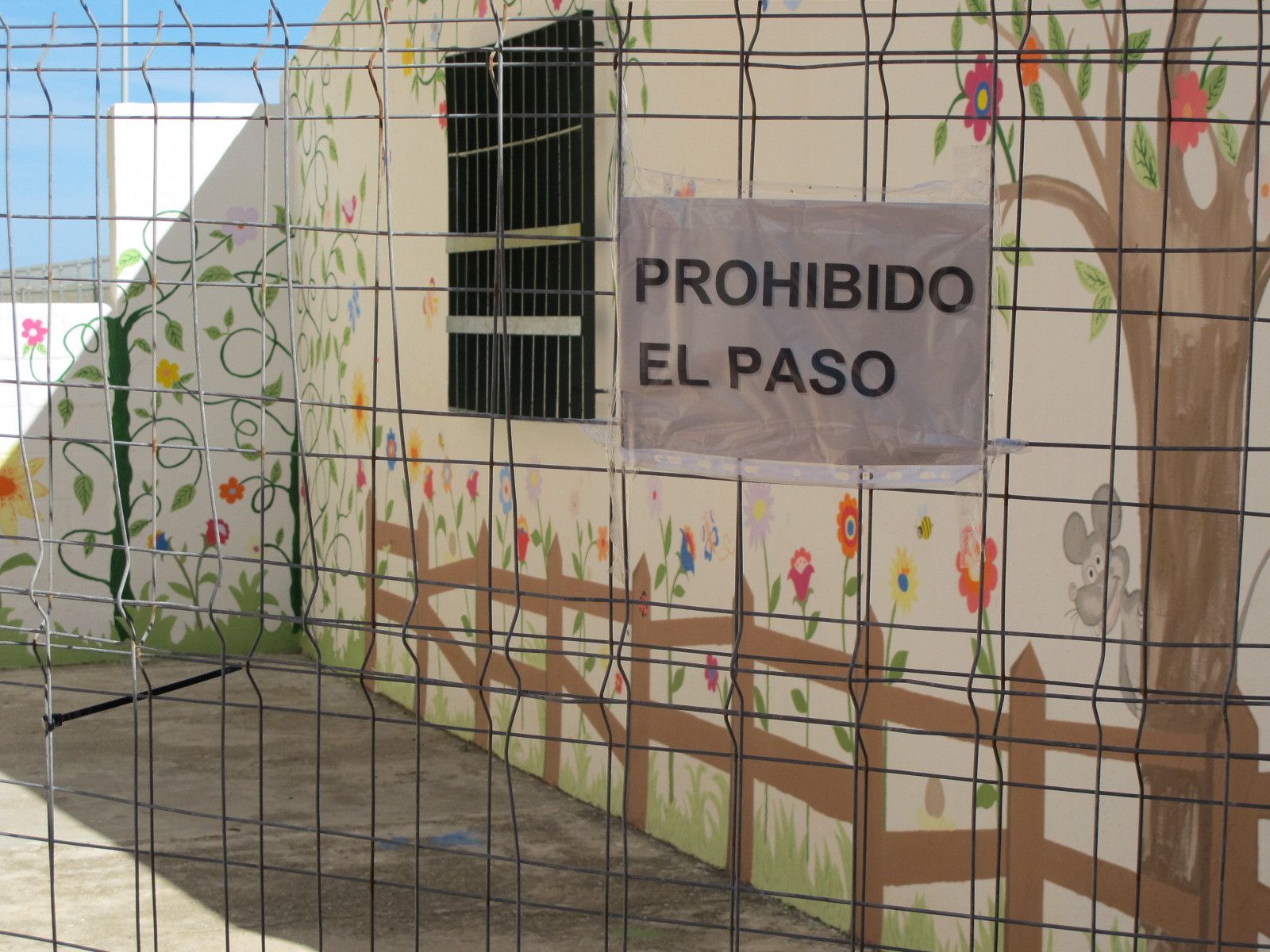 Cartel de 'Prohibido el paso' por la presencia de amianto en el centro Reggio de Puerto Real.
