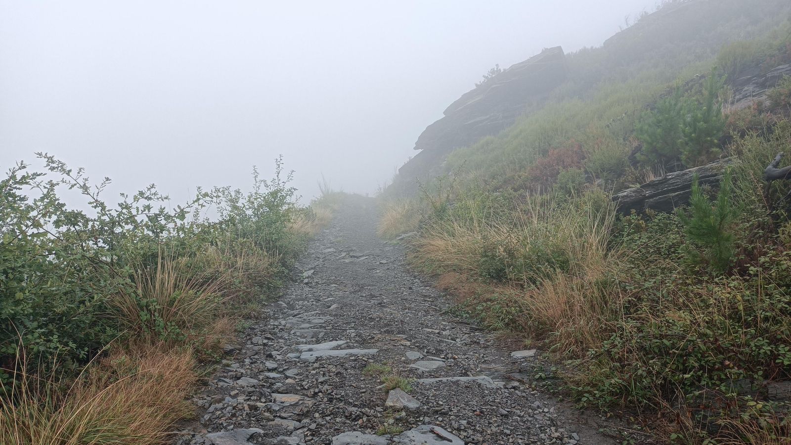 La bajada zigzaguea por un camino muy pedregoso al principio.