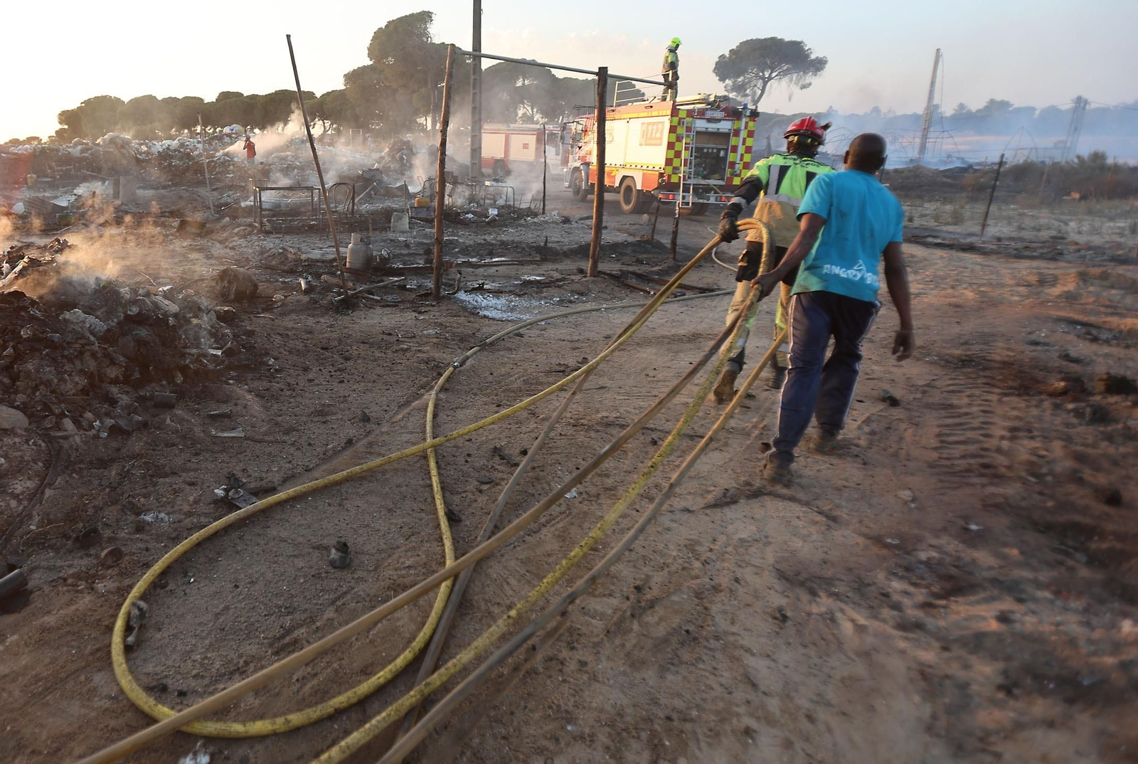 Las imágenes del incendio en un asentamiento en Lucena del Puerto
