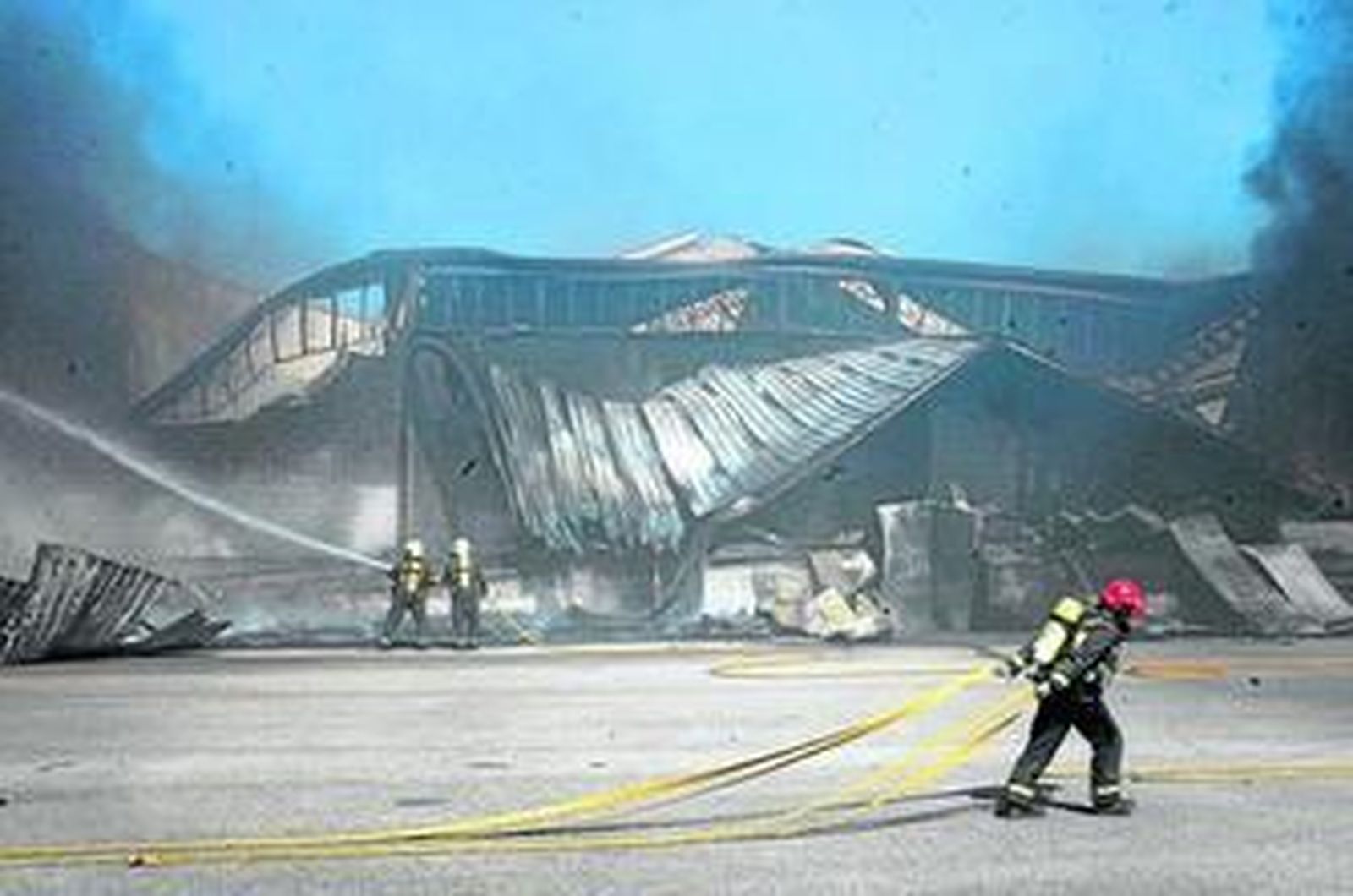 El incendio de la nave de la empresa Frutosol, que terminó cerrando tras el suceso.