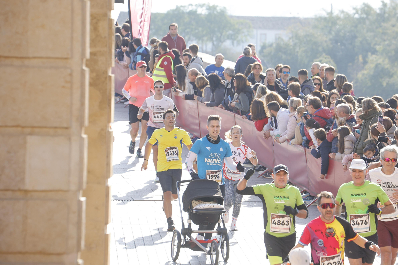 Media Maratón de Córdoba 2023: La gloria de cruzar la Puerta del Puente, en imágenes