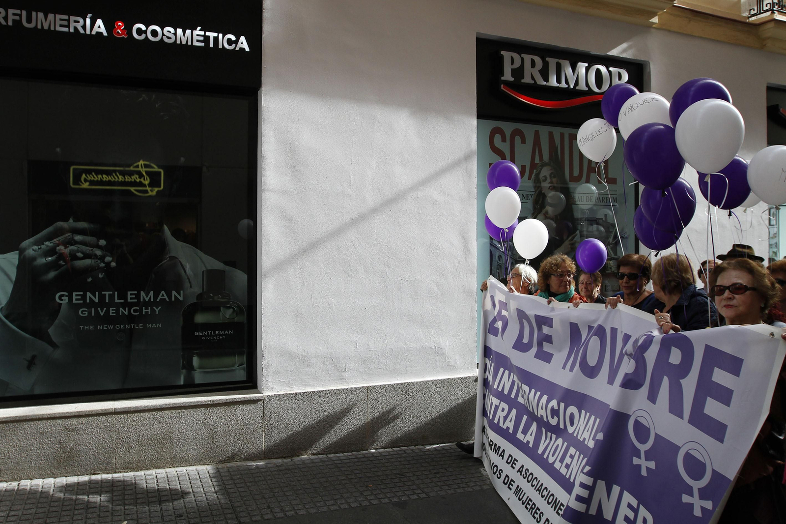 La pancarta que encabezó la manifestación a su paso por la calle Novena.