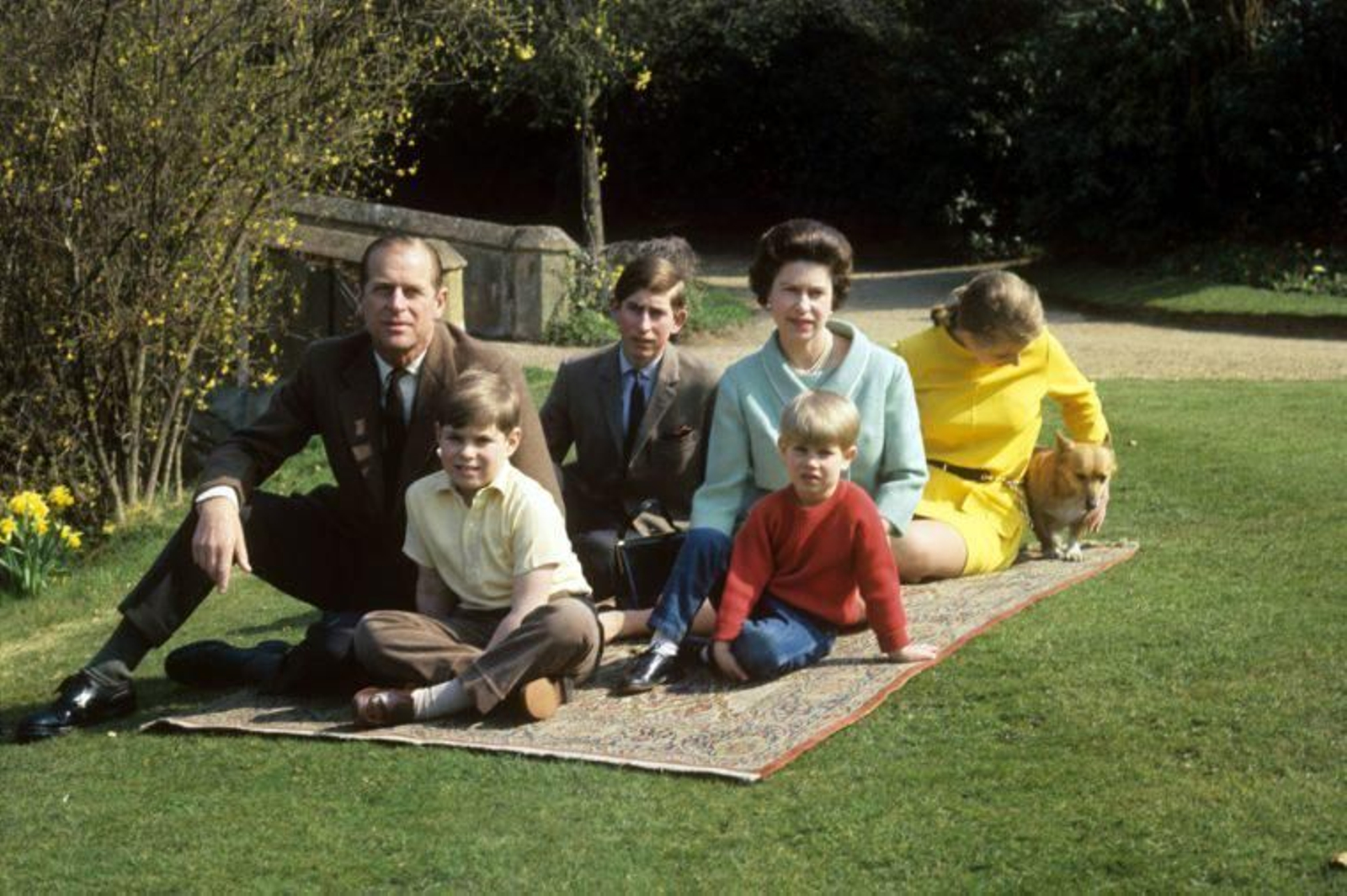 La familia, al completo, en los jardines de Buckigham.