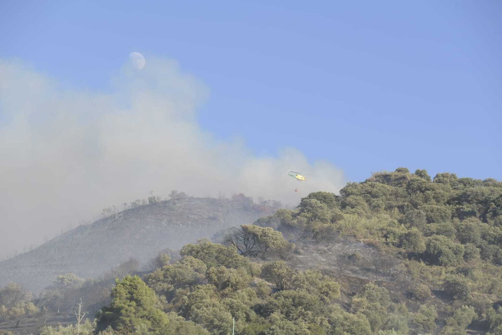 Así están siendo las labores de extinción del aparatoso incendio forestal de Pinos Genil