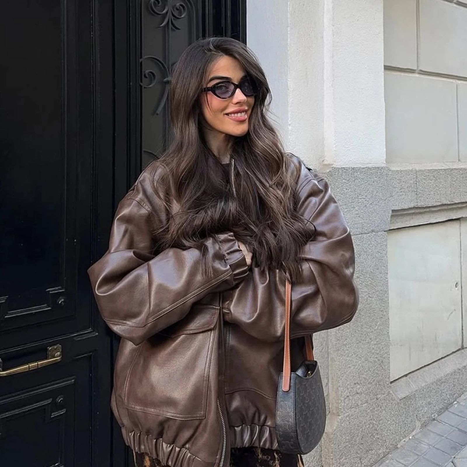 Oversize y en negra o marrón, esta chaqueta con reminiscencias ochenteras se ha convertido en la prenda de la temporada.