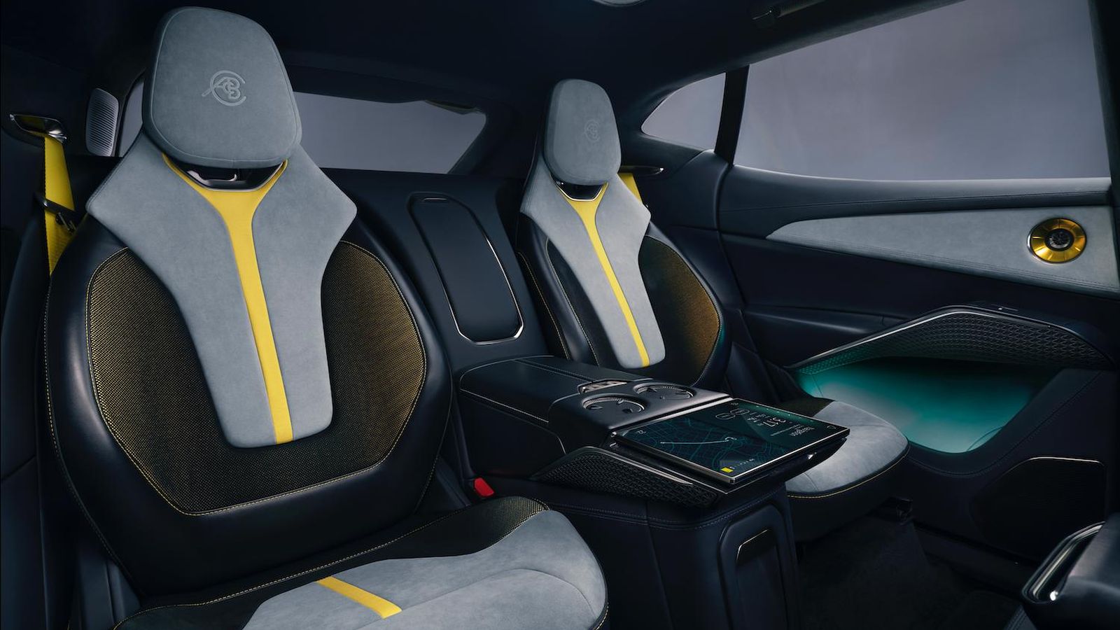 Por el momento, Lotus sólo ha desvelado imágenes de la versión de cuatro asientos, con bacquets para todos los ocupantes. Entre los dos posteriores, está la cuarta pantalla del Eletre.