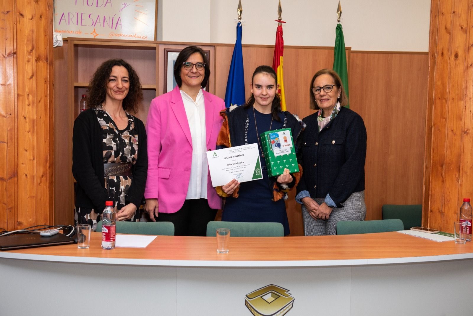 África Seco recibiendo su premio por el tercer puesto en este certamen