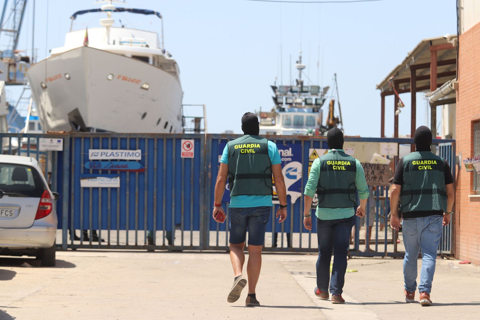 Una de las intervenciones de la fase de explotación de la operación Colón, en un astillero de Isla Cristina el martes.