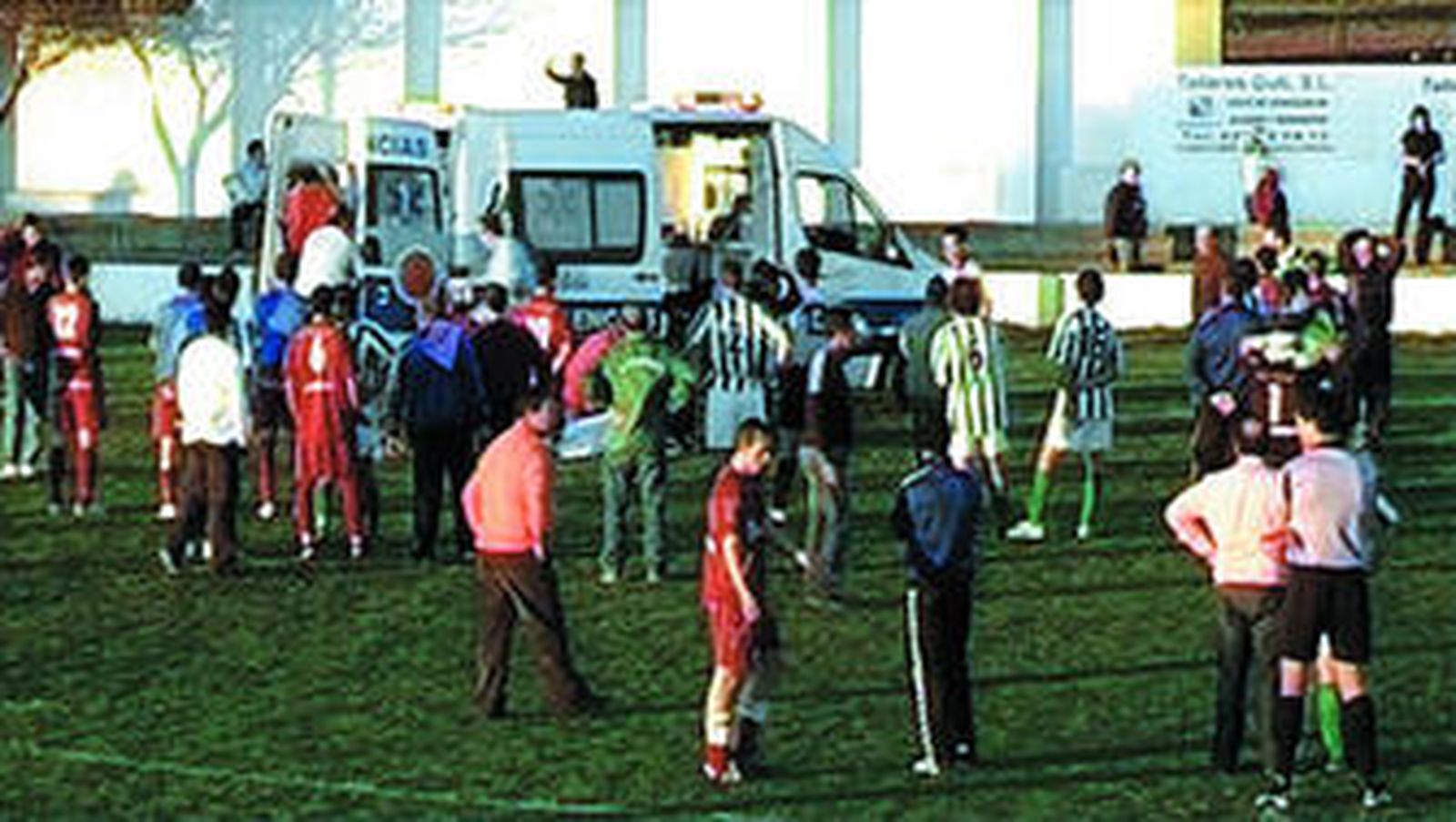 La imagen recoge el momento en el que Guti es trasladado a la ambulancia.