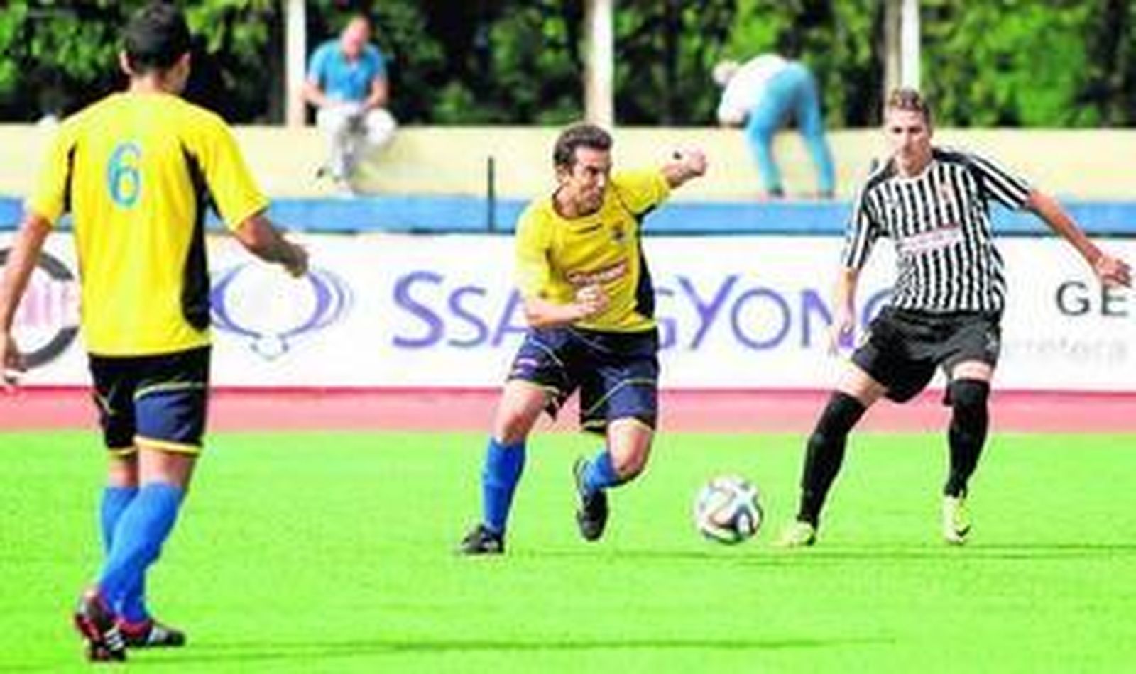 El jugador del San Juan, Camero, en el partido frente al Mairena.