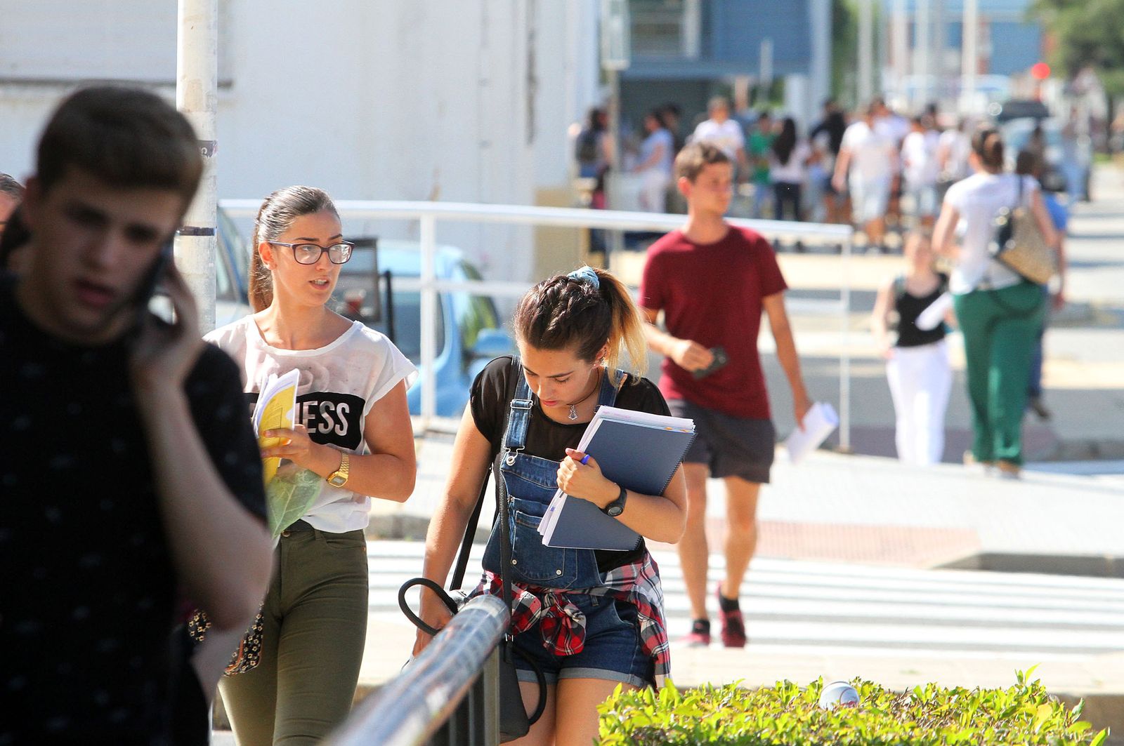 Estudiantes caminan por el Campus del Carmen.