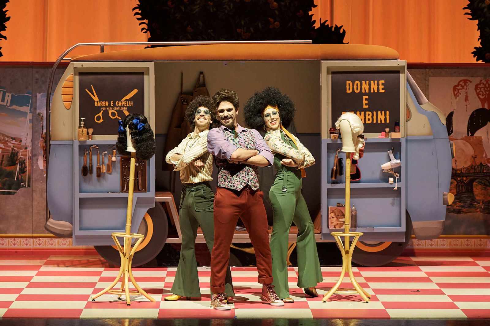 Parte del elenco de la ópera 'El Barbero de Sevilla'.