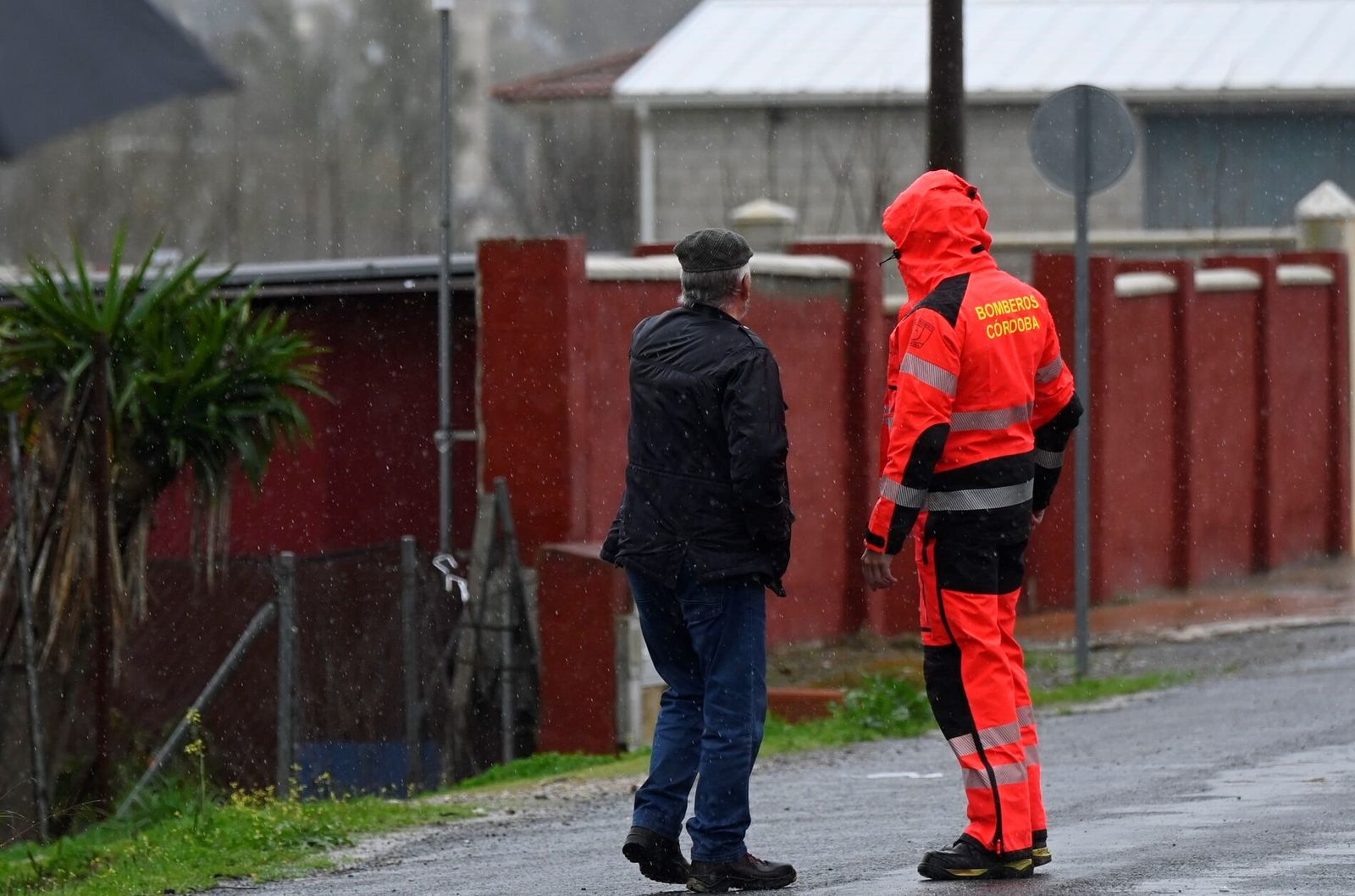 Tensión en los vecinos de Majaneque tras el desalojo por la crecida del Guadalquivir