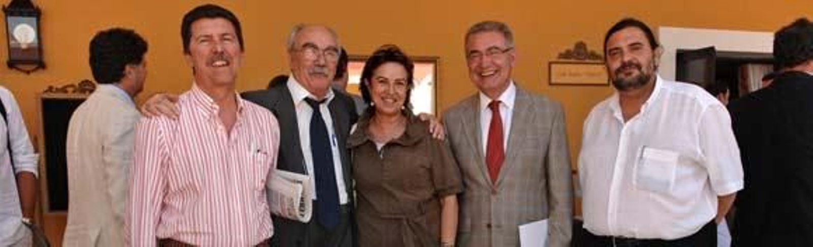Miguel Manella, alcalde de Tarifa; Juan Antonio Millán; Rosa Urioste, directora general de Inspección de Ordenación del Territorio de la Junta; Pablo Lorenzo, delegado provincial de Obras Públicas, y el arquitecto Manuel G. Fustegueras.

Foto: Paco Periñán