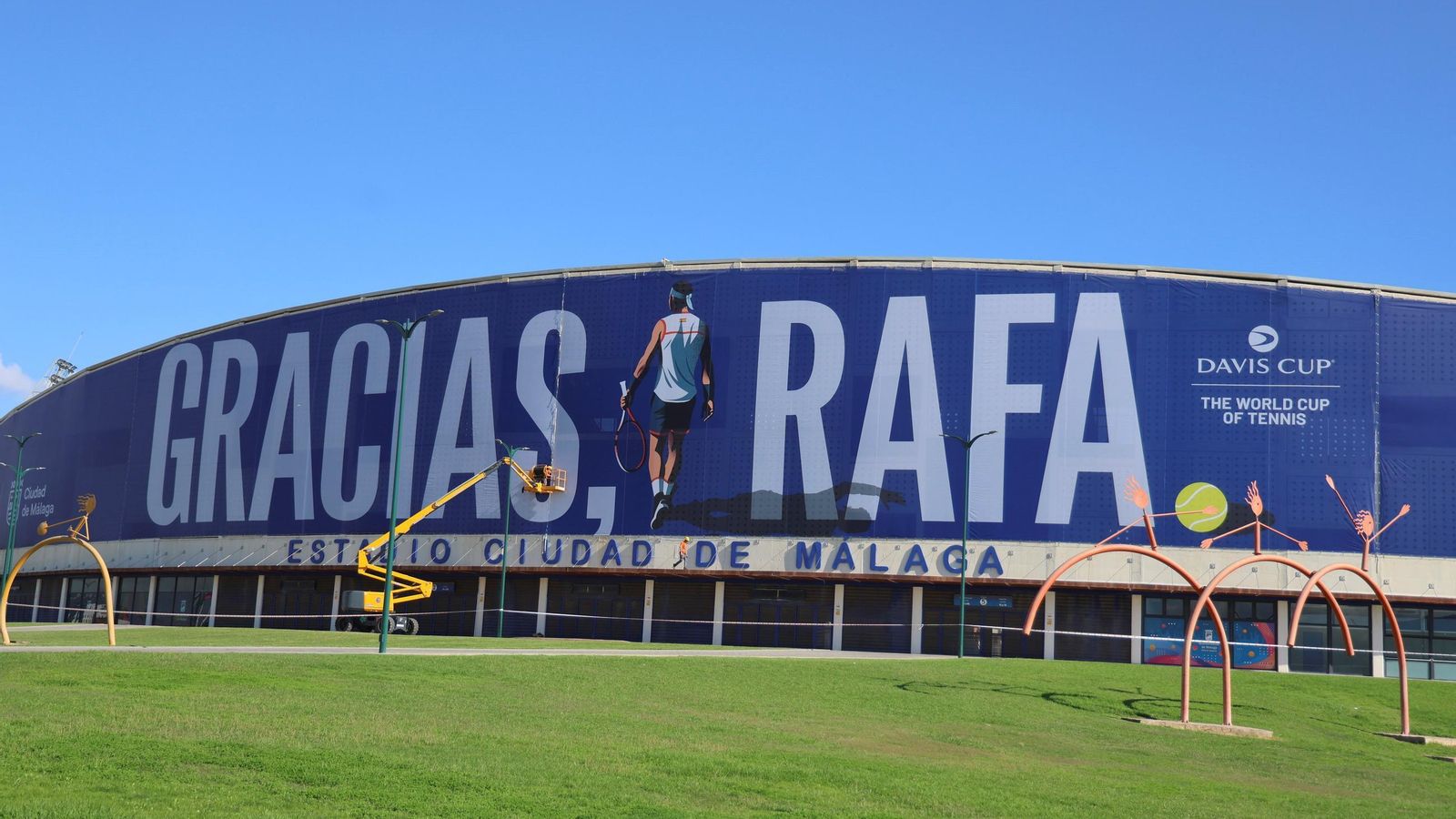 La pancarta de homenaje a Rafa Nadal en el Ciudad de Málaga, en imágenes