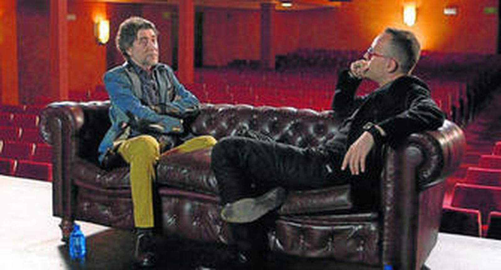 Joaquín Sabina conversa con Risto Mejide en 'Viajando con Chester', en Cuatro, con el sofá puesto a subasta.