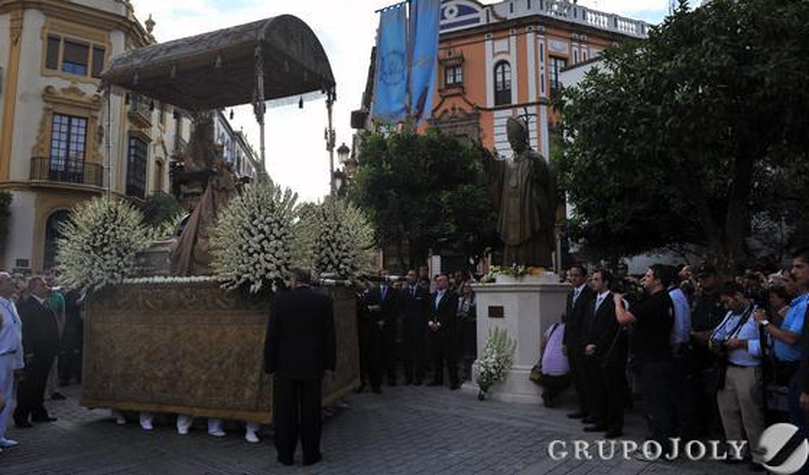 La Virgen de los Reyes se luce por sus calles. 

Foto: Juan Carlos Vázquez