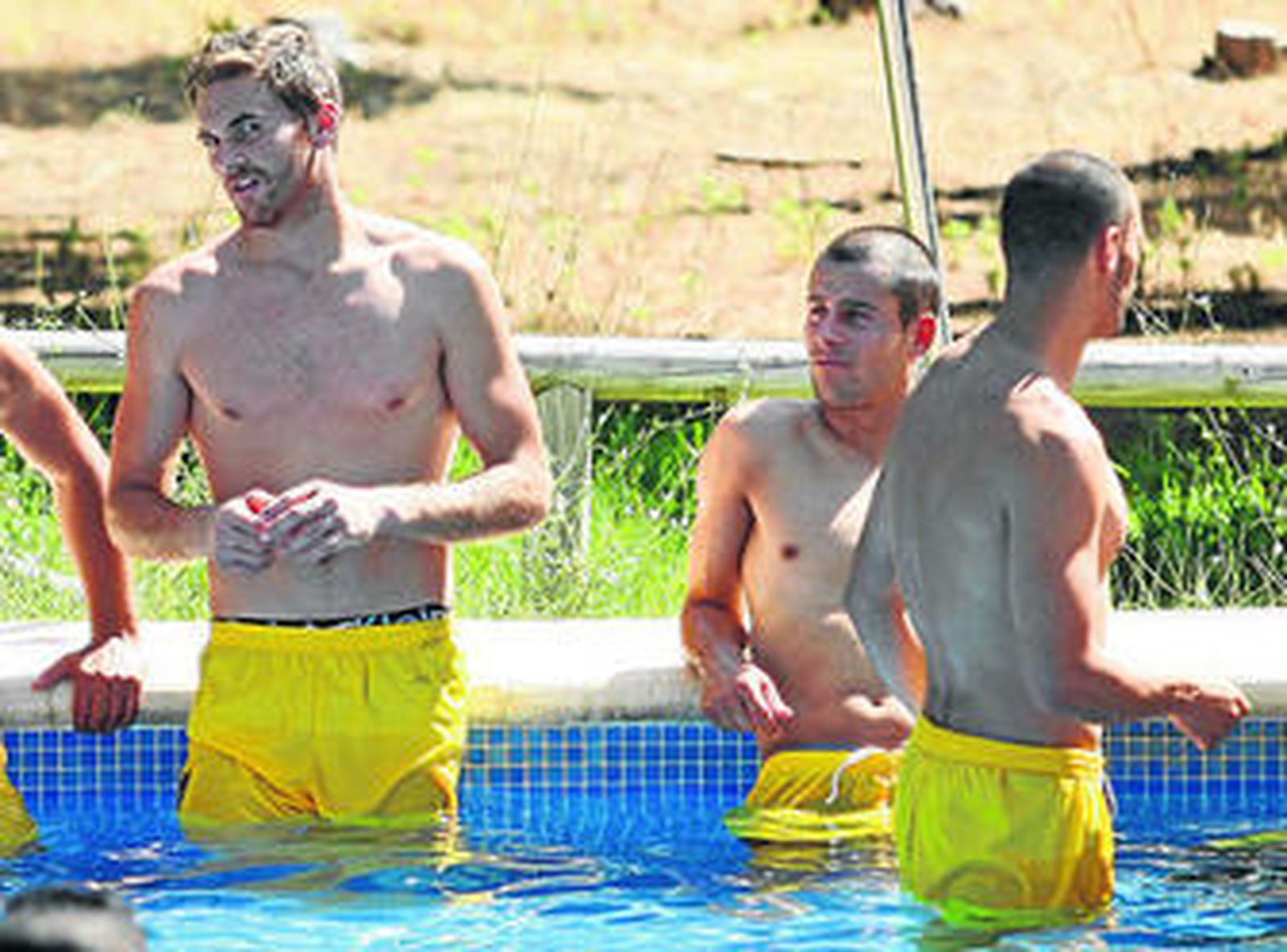 Mikel Martins (d) descansa en la piscina de El Rosal junto al portero del Balón Adrián Jaén (i).