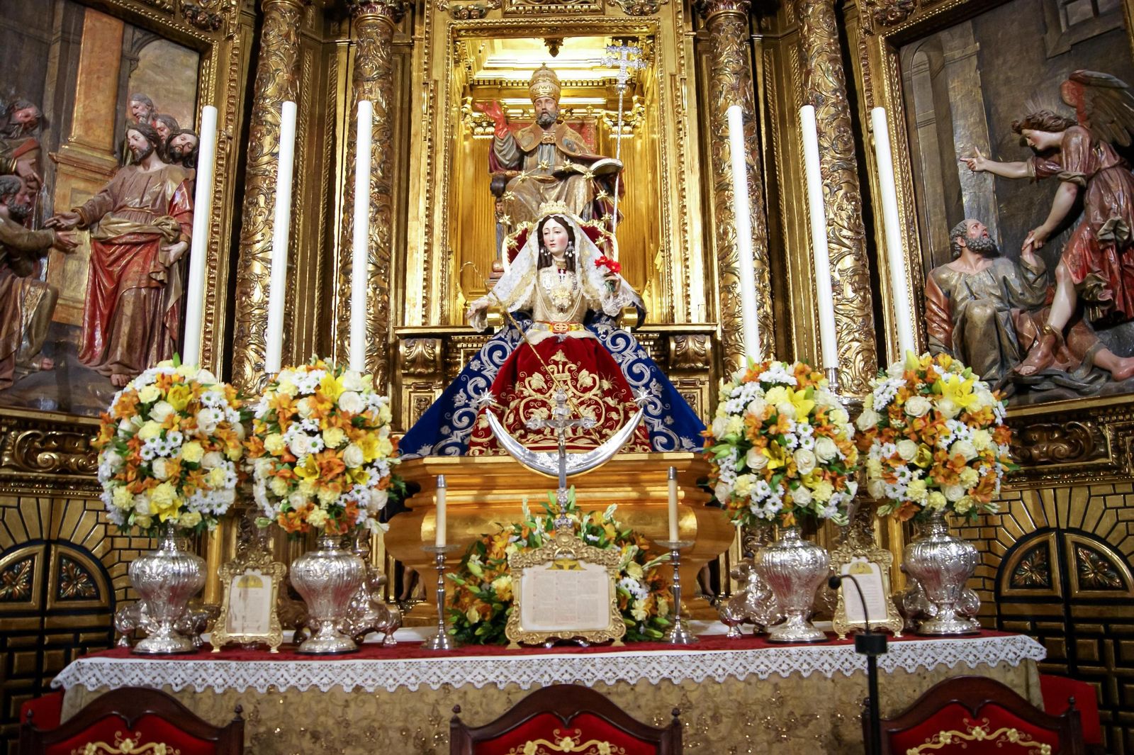 La Divina Pastora preside el altar mayor de la que es su parroquia