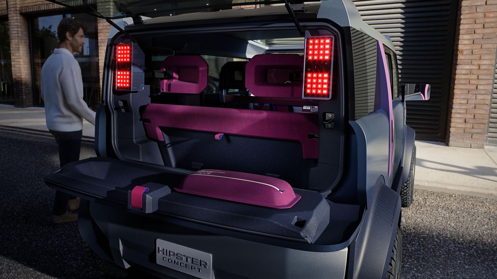 El Hipster promete un maletero de volumen aprovechable y crecedero hasta los 500 litros prescindiendo de los asientos traseros. Su apertura es similar a la de los pickup carrozados, con doble portezuela.