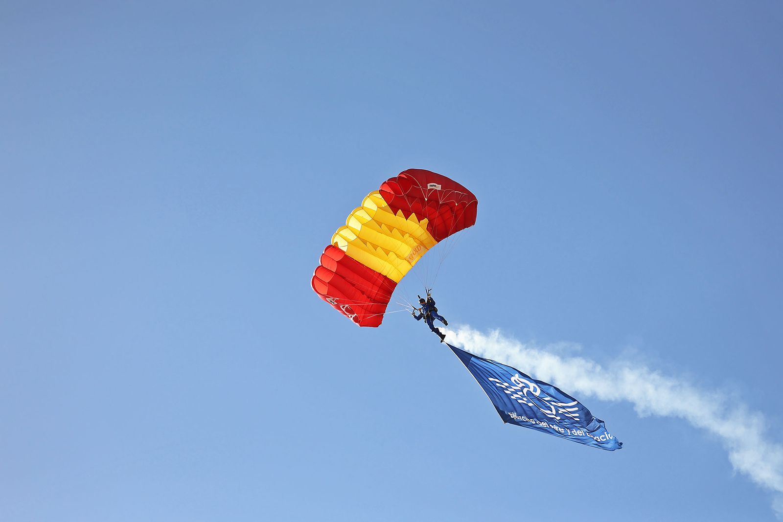 Fotografías de la exhibición aérea de la Patrulla Acrobática de Paracaidismo del Ejército del Aire 'Papea' y de la Patrulla Acrobática de Helicópteros 'ASPA'  en los actos de homenaje al centenario del Plus Ultra presidido por S.M. el Rey Felipe VI