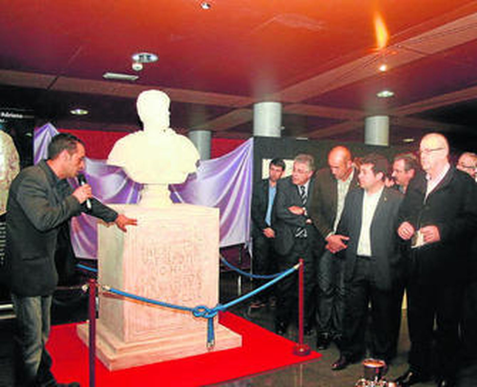 Juan Enciso inaugurando la exposición sobre Murgi.