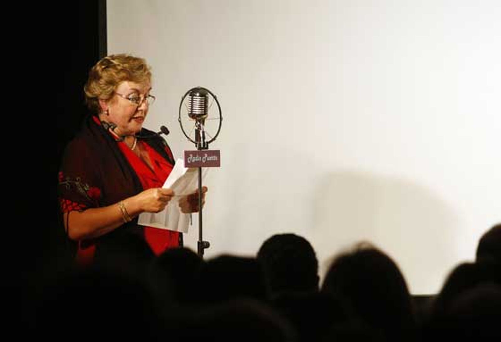 La madre de Rafael Navas, Hortensia Renedo, rindió un homenaje a emisora de radio del Instituto Laboral, donde fue locutora.

Foto: Fito Carreto y Andrés Mora