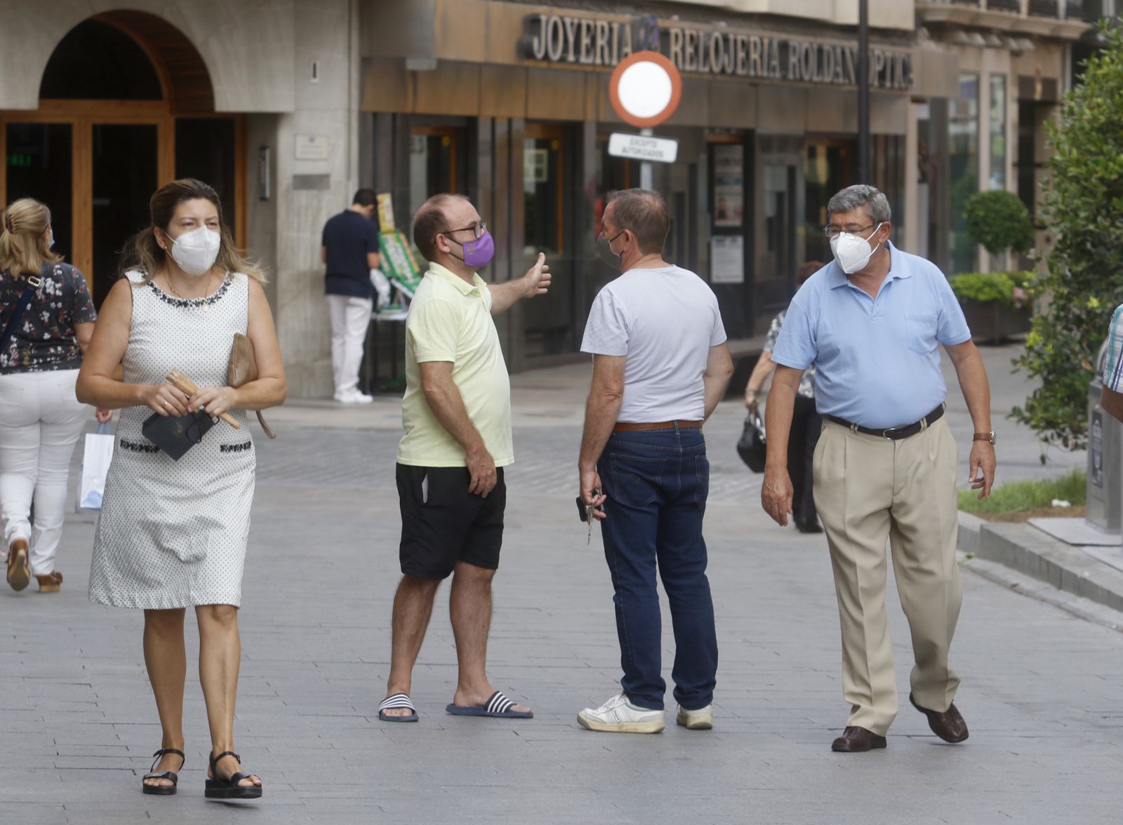 Vecinos de Lucena en la Plaza Nueva.