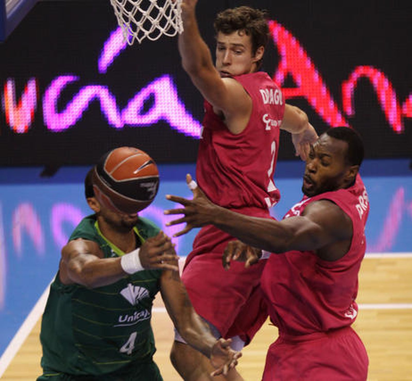Unicaja vence al Caja Laboral en el Martín Carpena (79-66). / Migue Fernández