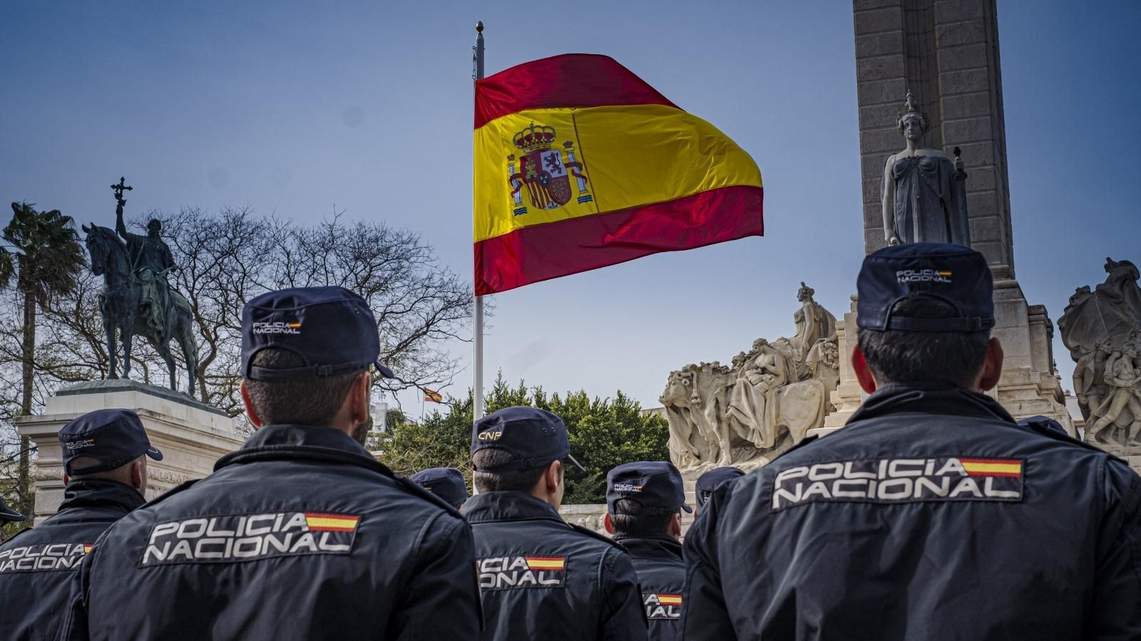 Fotos del acto del izado de bandera en Cádiz con motivo del bicentenario de la Policía Nacional