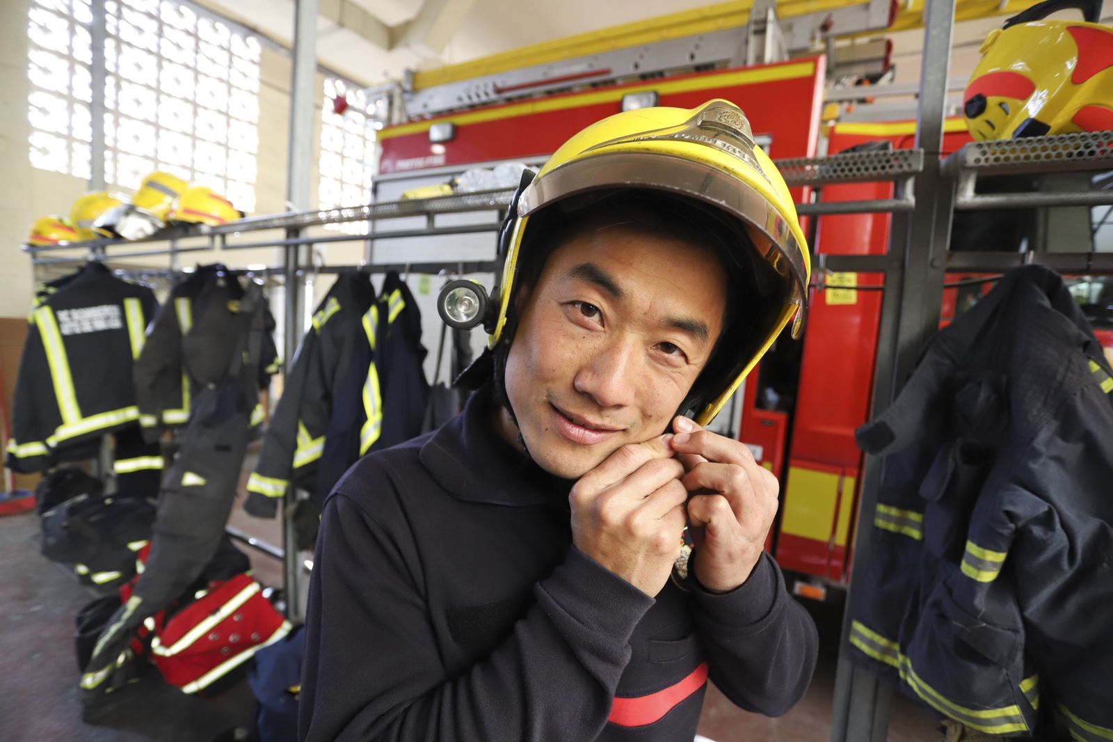 Liang, el bombero chino, en el parque central de Martiricos