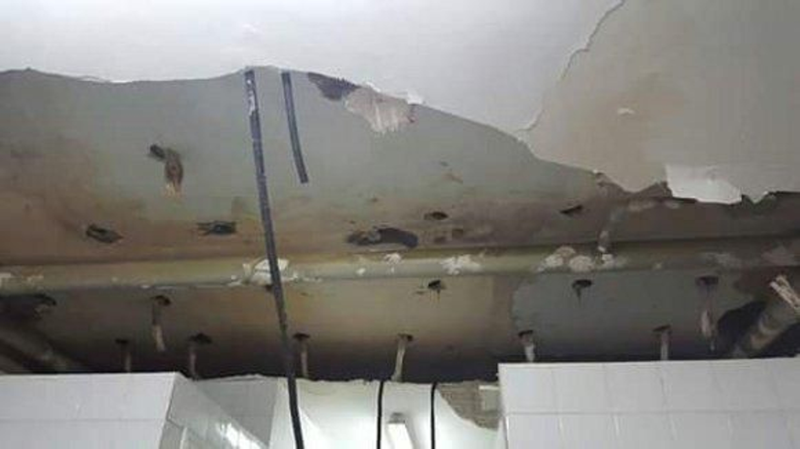 Se derrumba el techo del aseo de un colegio de Primaria de Vejer