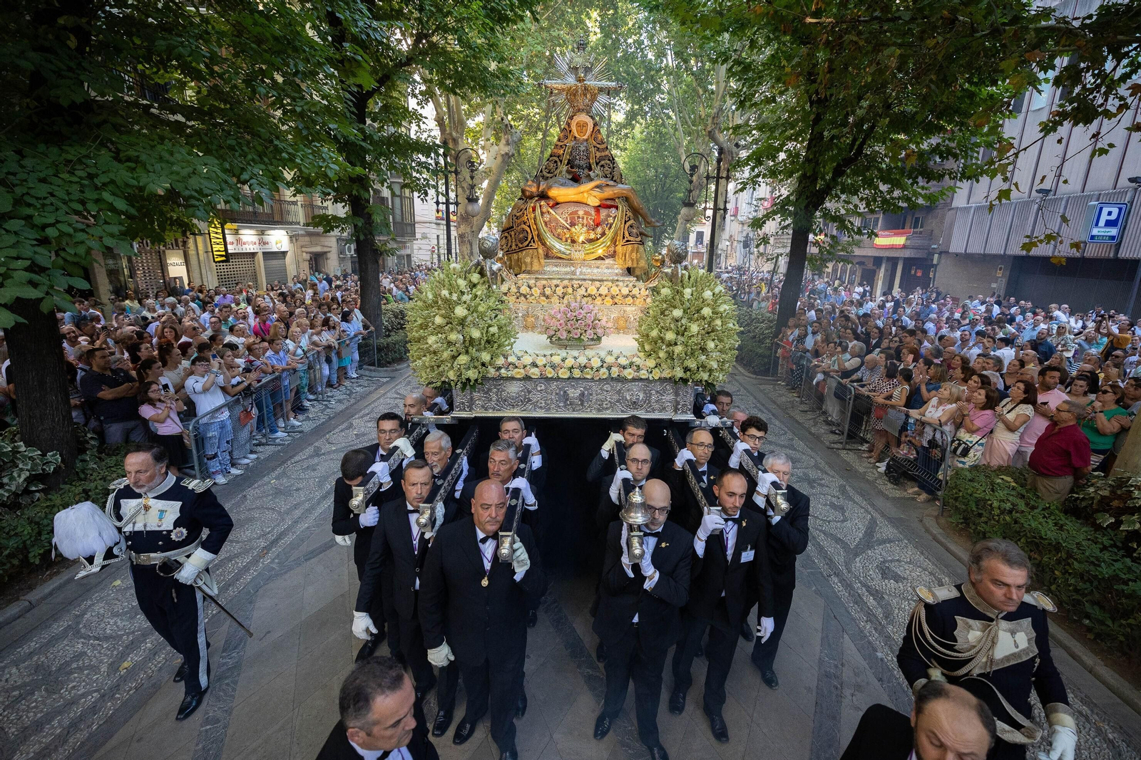 Fotos: así ha sido la procesión de la Virgen de las Angustias de Granada