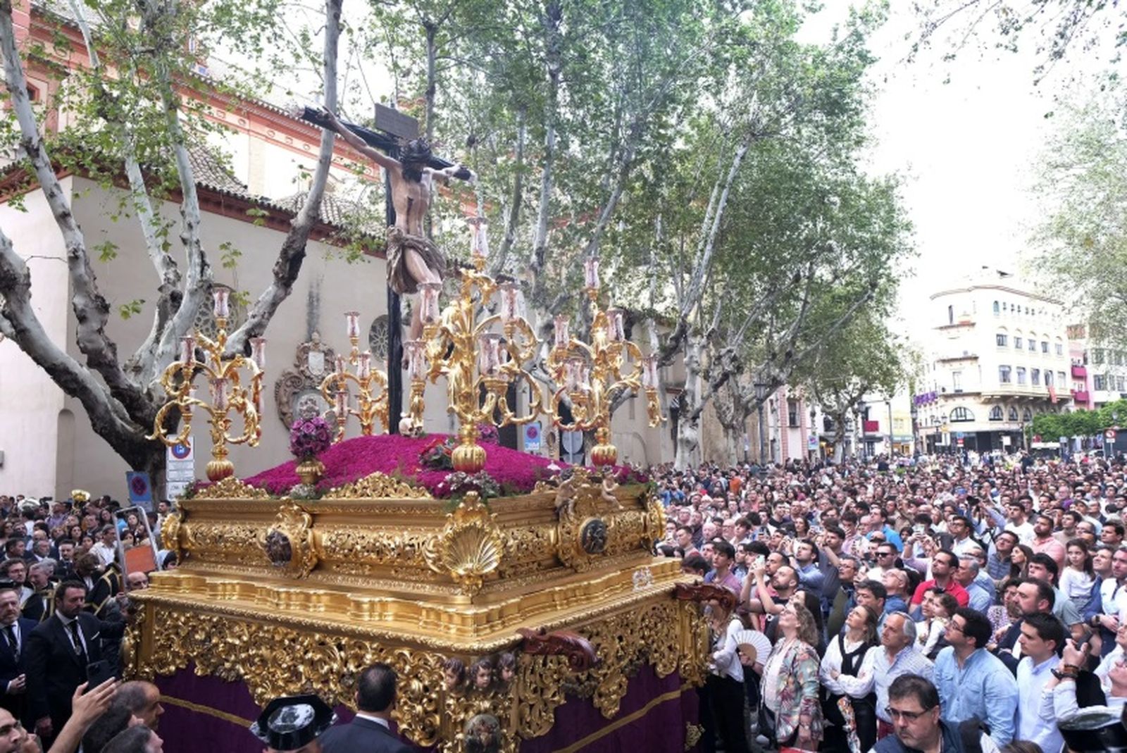 El imponente Cristo de los Desamparados procesionando en la tarde del Sábado de Pasión