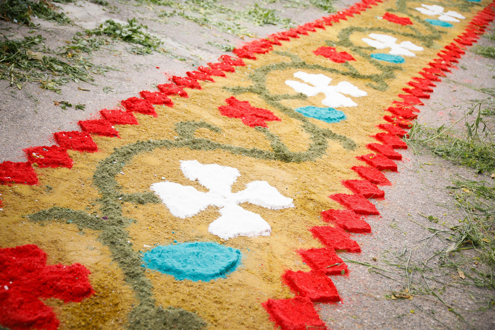 Así es la gran alfombra de serrín para que levite la Virgen de Fátima de Tíjola