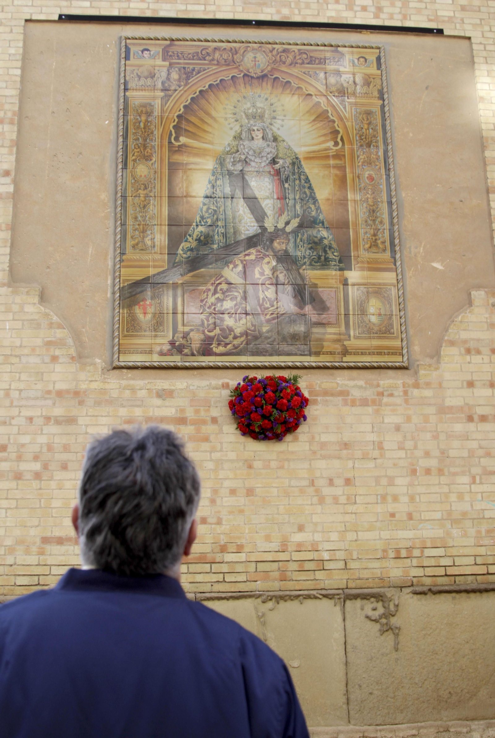 Inauguración del retablo cerámico conmemorativo de la Hermandad de las Tres Caídas de Huelva.
