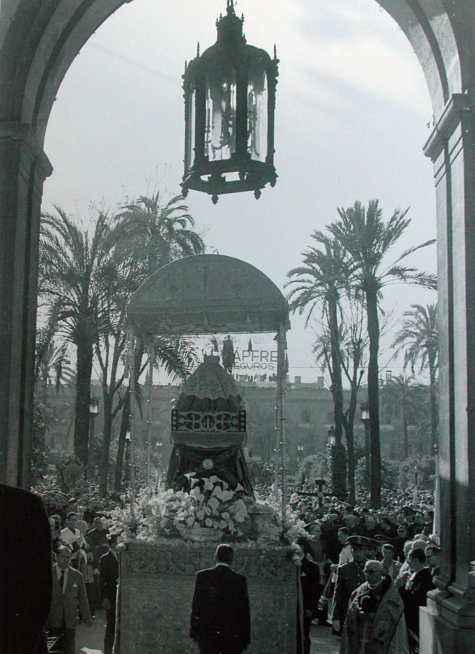 El paso de tumbilla de la Patrona situado frente al monumento a San Fernando.
