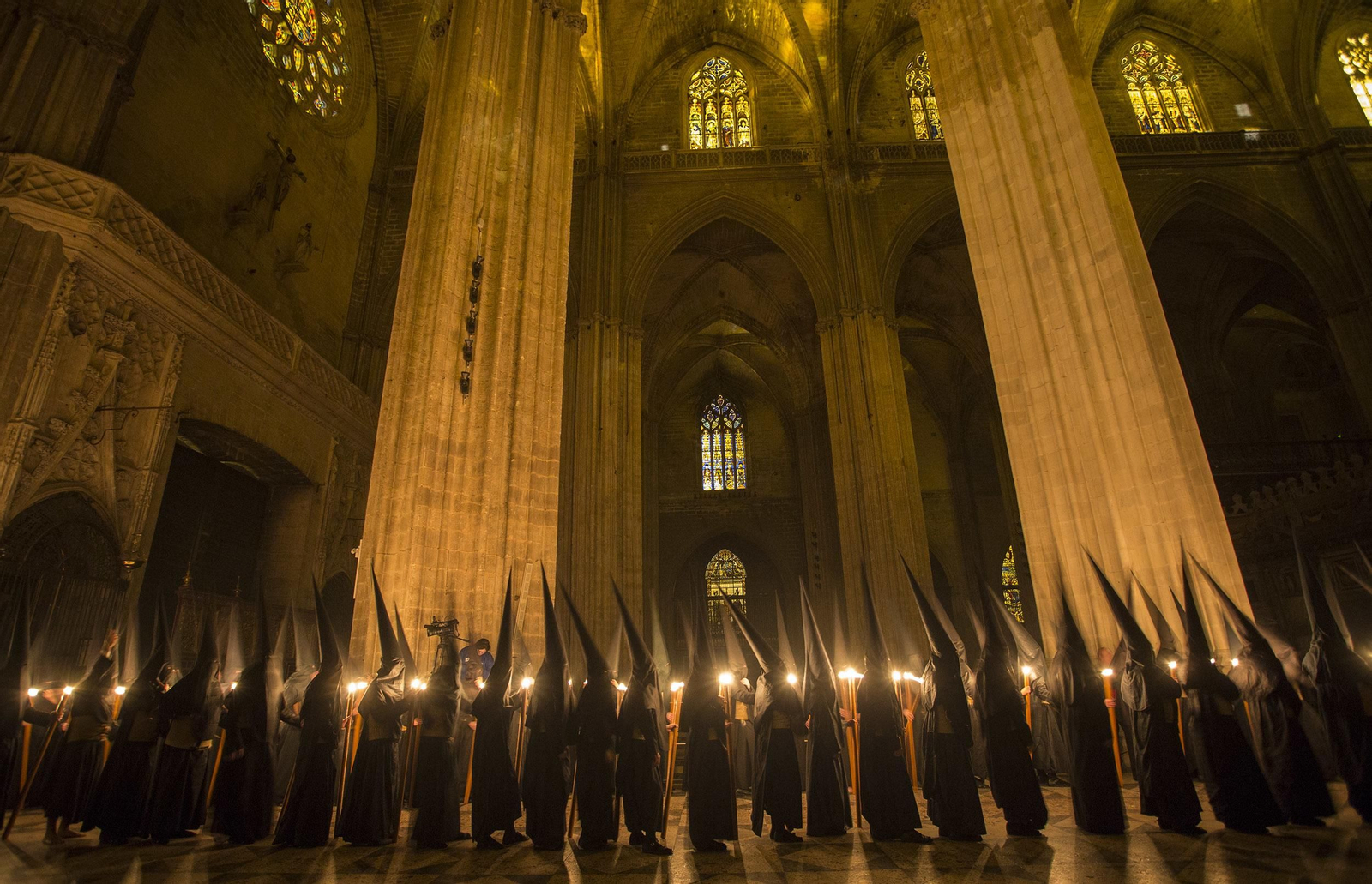 Nazarenos del Gran Poder en el interior de la Catedral.