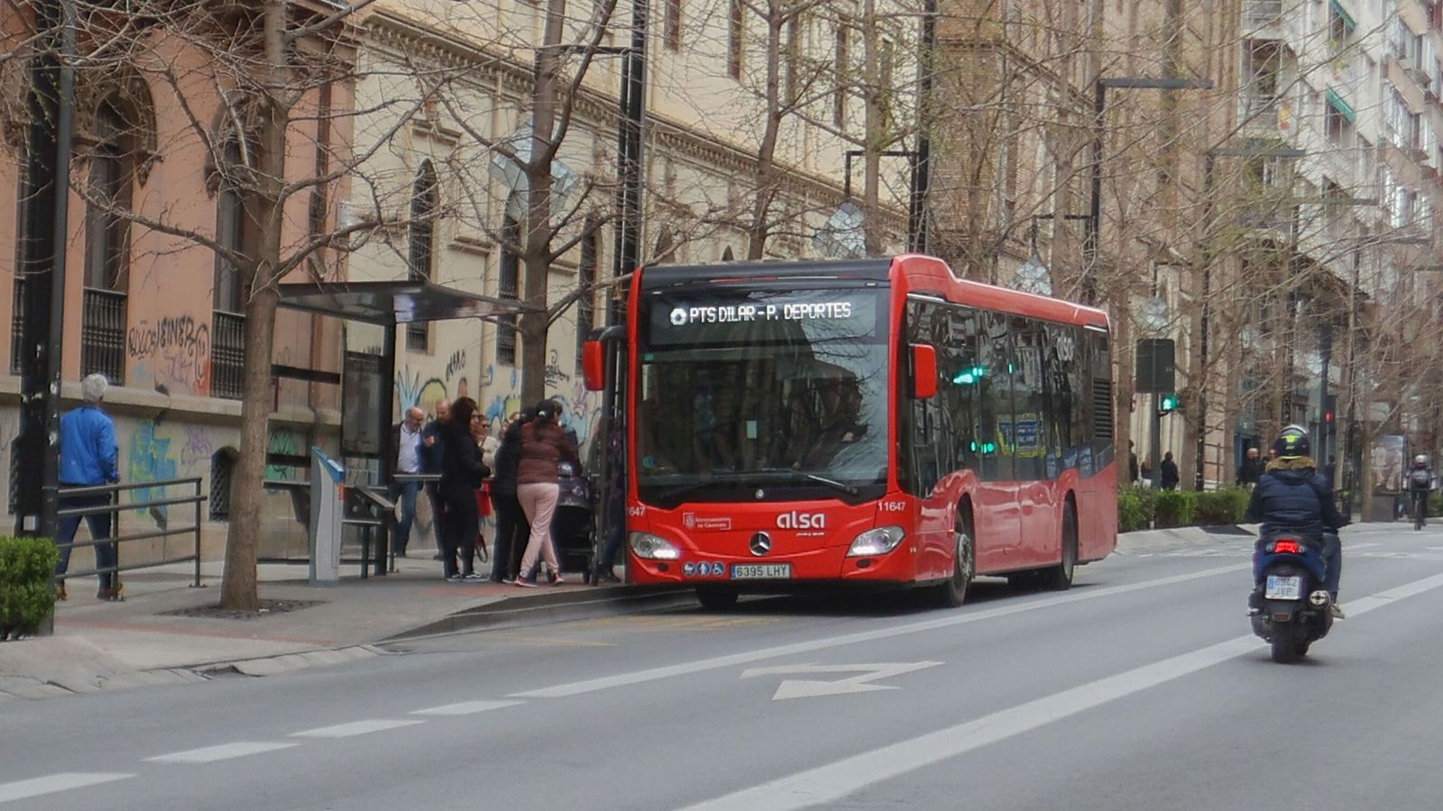 Un autobús recoge pasajeros en Gran Vía