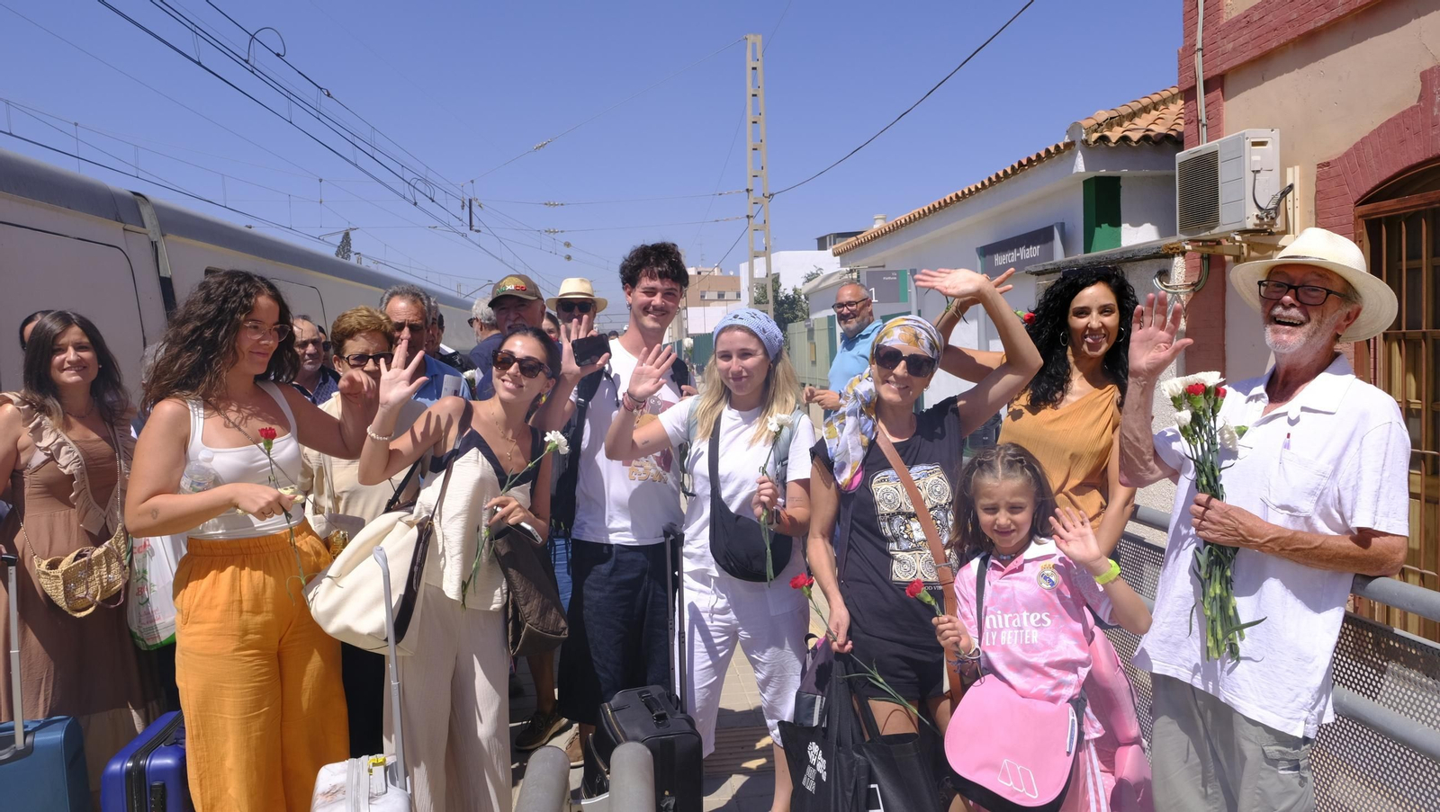Claveles en defensa del tren en la provincia de Almería, en imágenes